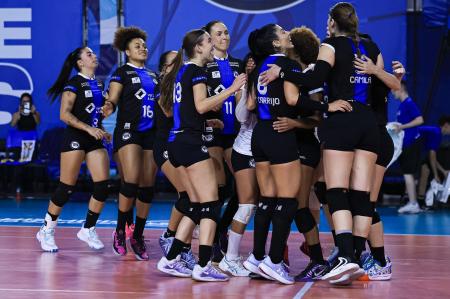 Jogadoras do Pinheiros durante jogo do Campeonato Paulista