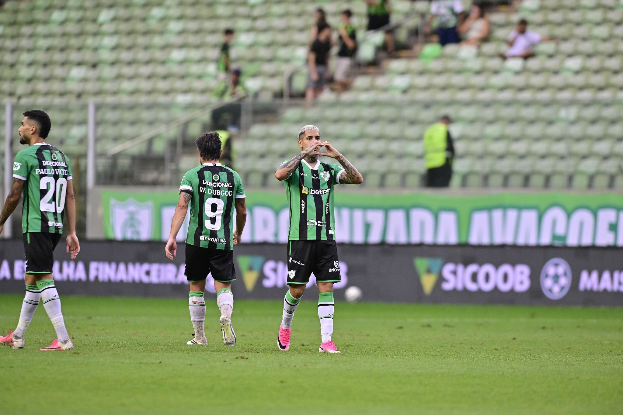Atacante se despede do América, explica motivo de rescisão e manda recado