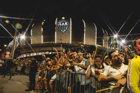 Torcida do Atlético, na Arena MRV, antes de jogo contra o Cruzeiro