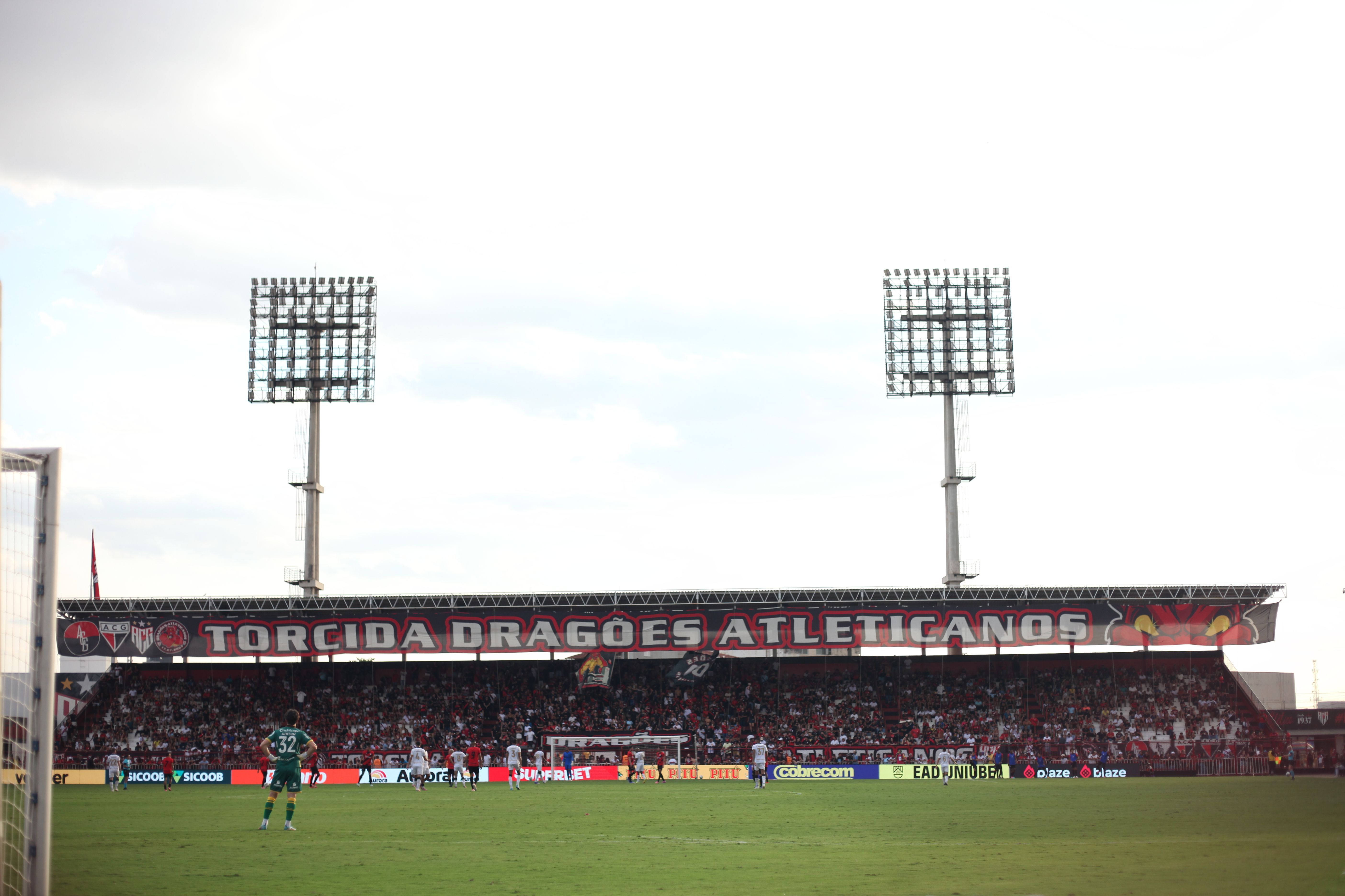 Virtualmente rebaixado, América visita Atlético-GO, que sonha com acesso na Série B