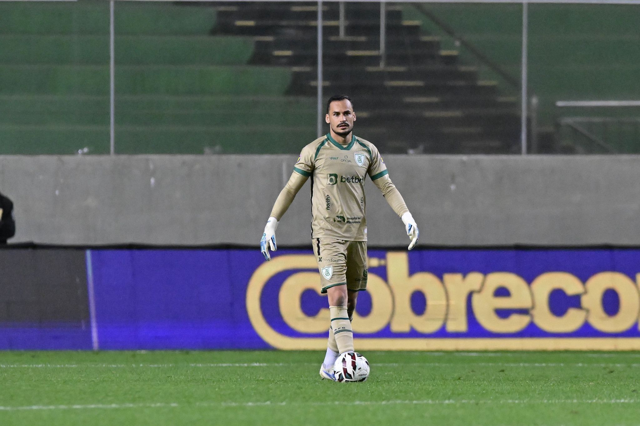 Goleiro do América sofre fratura após choque na cabeça contra o Juventude