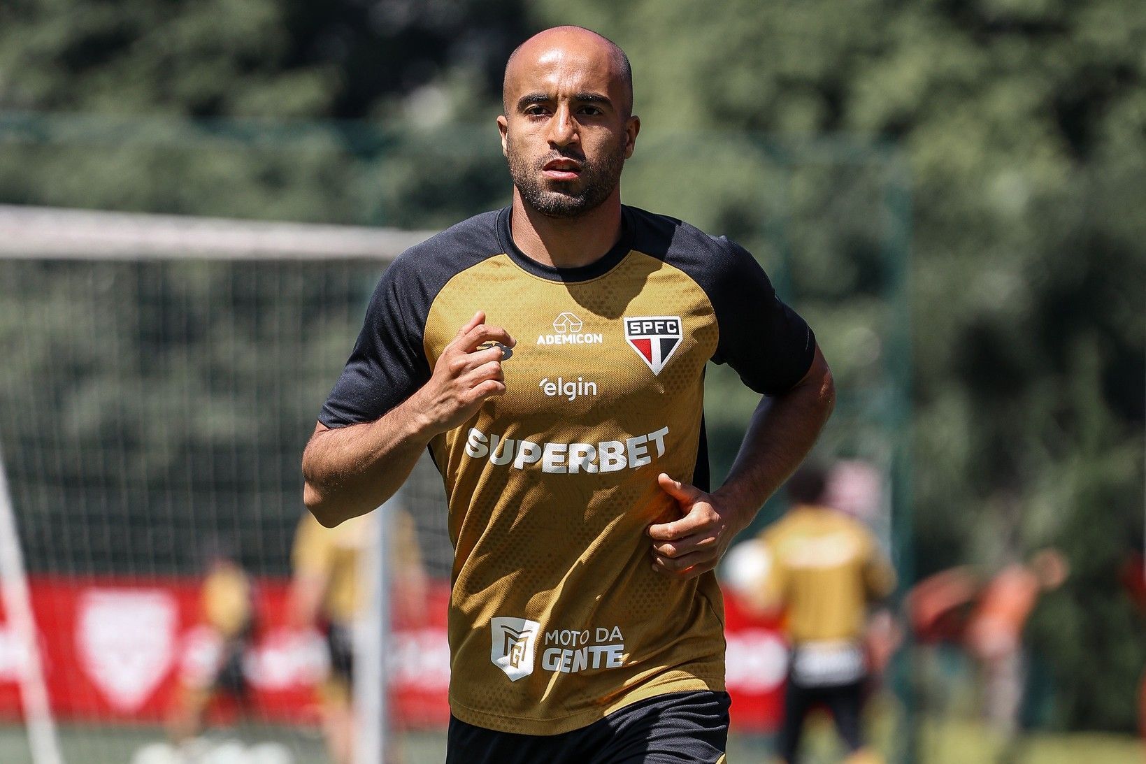 Lucas é relacionado e volta ao São Paulo após 160 dias e recuperação recorde