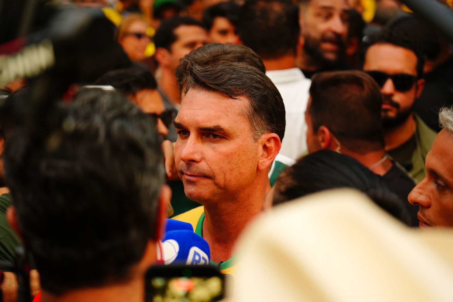 Emissoras dizem que erro de processamento tirou áudio de propaganda de Flávio Bolsonaro