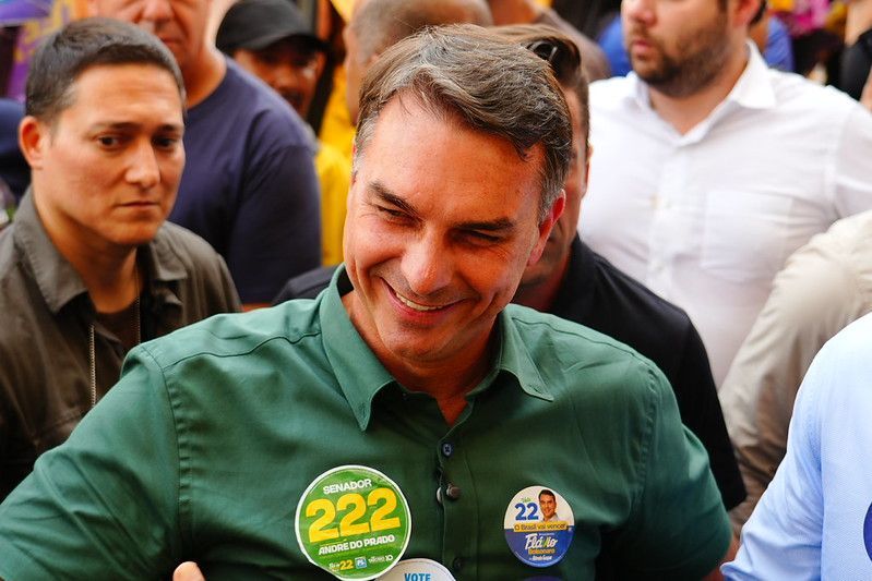 Candidato à presidência, Flávio Bolsonaro vota no Rio de Janeiro