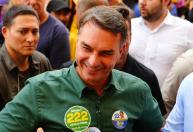 Candidato à presidência, Flávio Bolsonaro vota no Rio de Janeiro