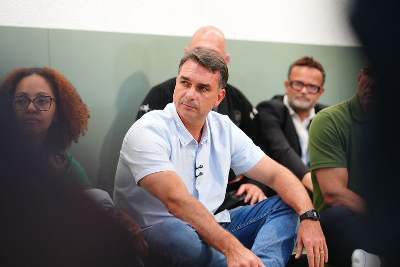 Flávio Bolsonaro irá ao debate da Globo mesmo com ausência de Lula nesta quinta-feira (1º)