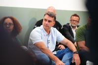 Flávio Bolsonaro vai a BH no último dia de campanha