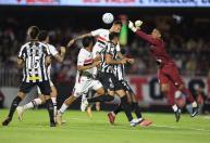 Diógenes, do Santos, comemora vitória e é direto sobre substituir Brazão