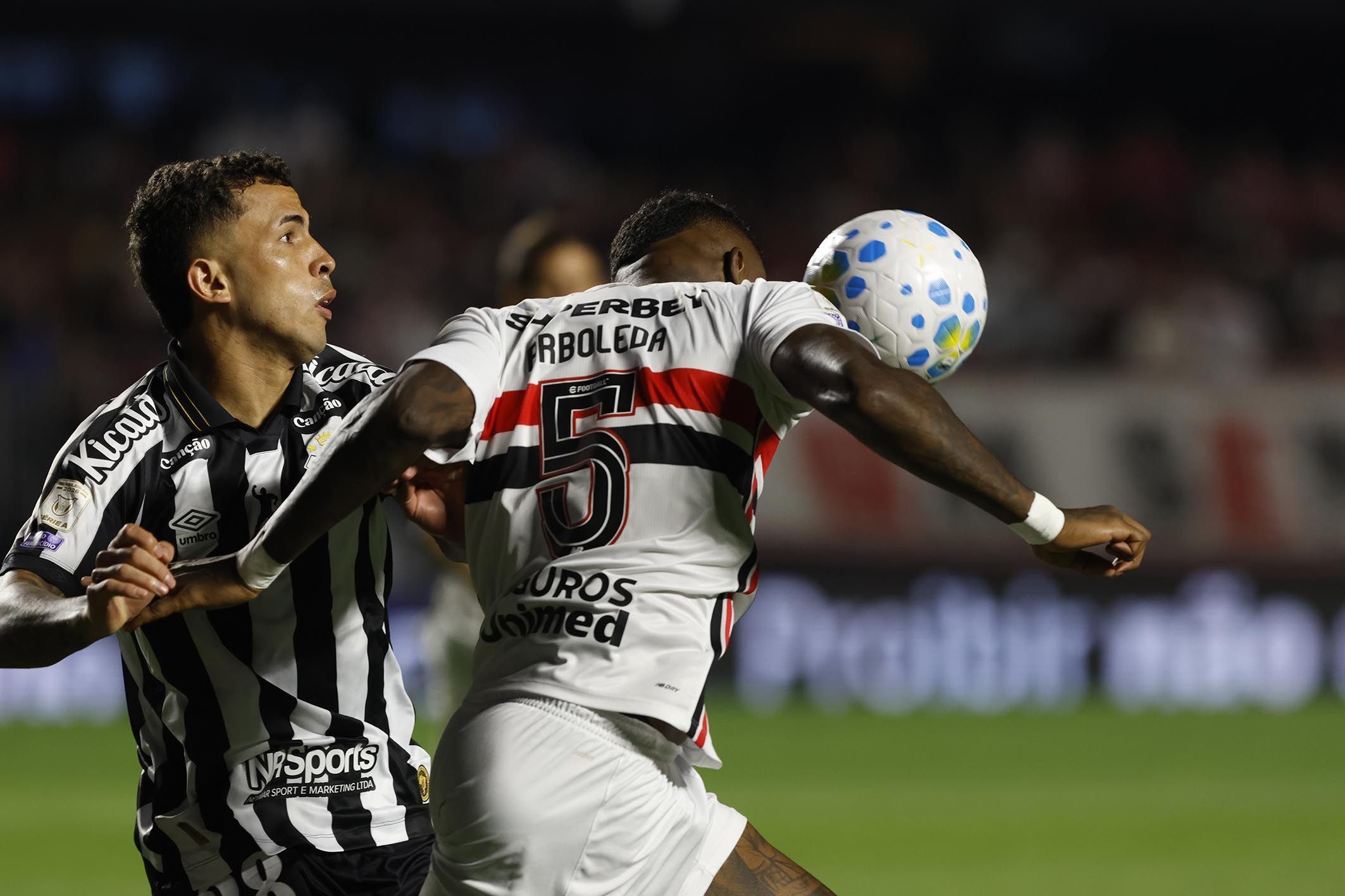 Arboleda pede desculpas à torcida do São Paulo após derrota em casa para o Santos