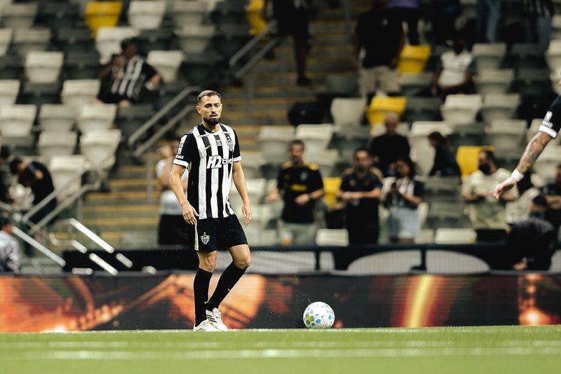 Atlético: Vitor Hugo deixa jogo minutos após choque, e Barba promove estreia de zagueiro