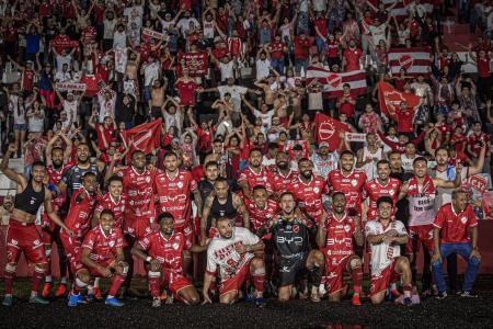 Jogadores do Vila Nova celebram vitória na Série B do Brasileiro