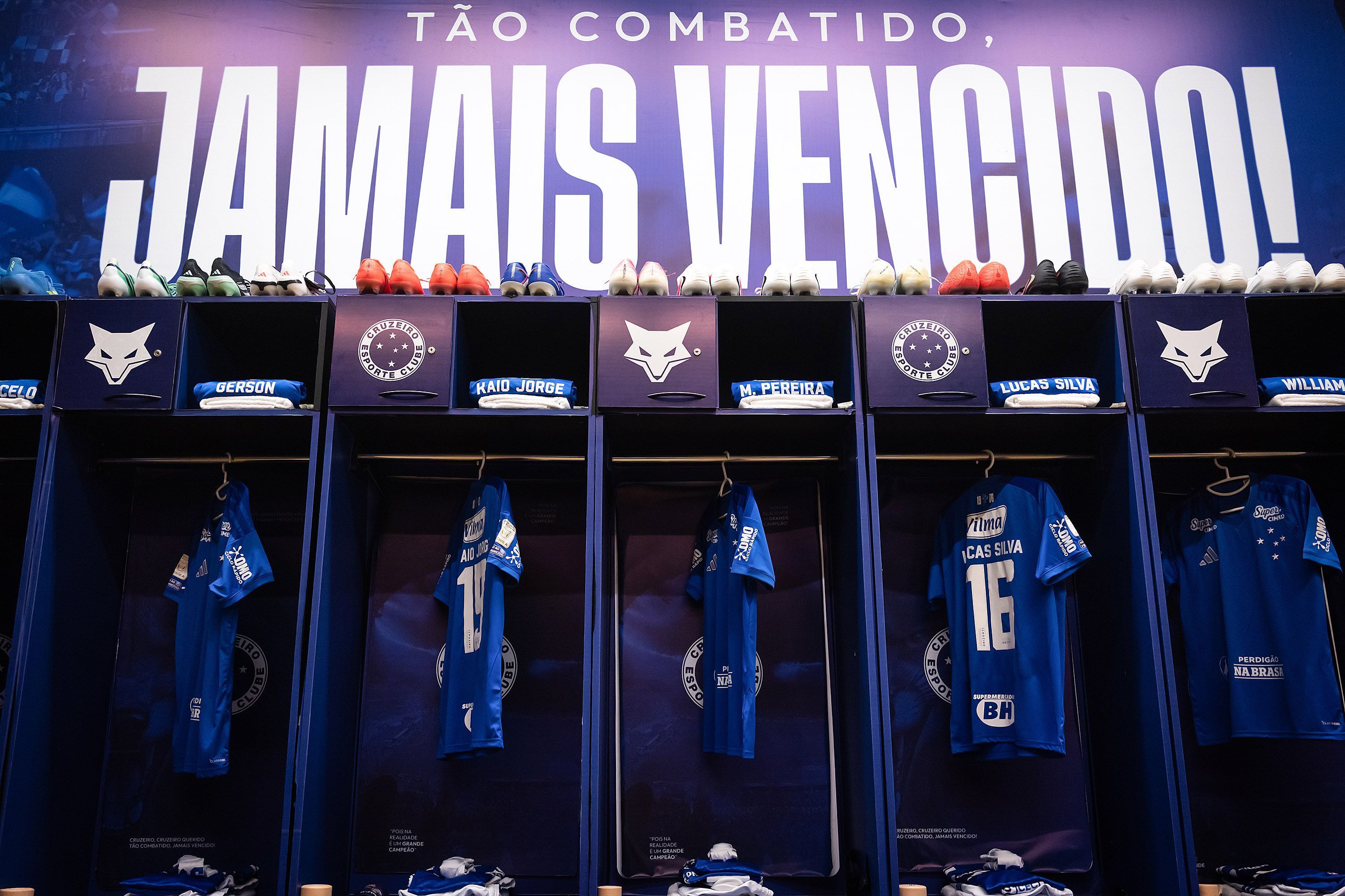 Cruzeiro tem 'nova versão' de camisa após fim das bets; veja como ficou