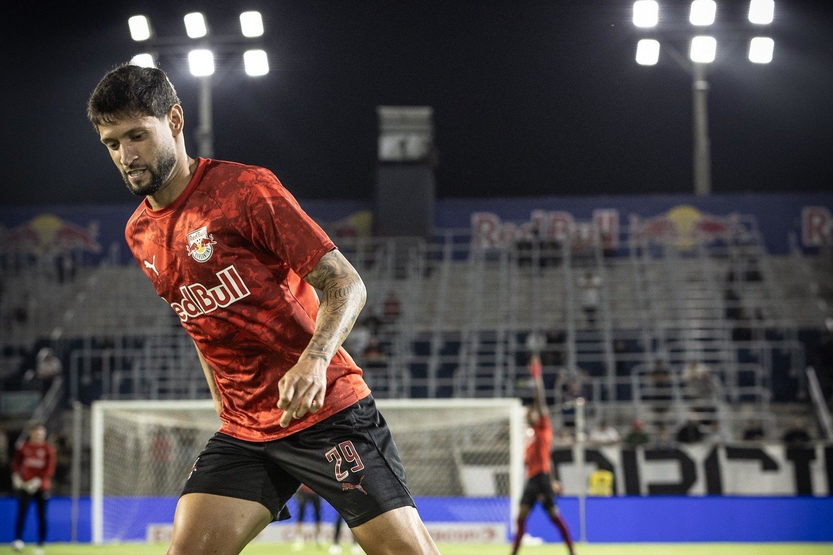 Mirassol busca empate com RB Bragantino com um a menos pelo Brasileiro