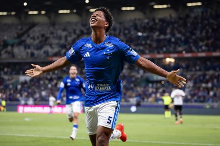 Zé Lucas comemora primeiro gol da carreira