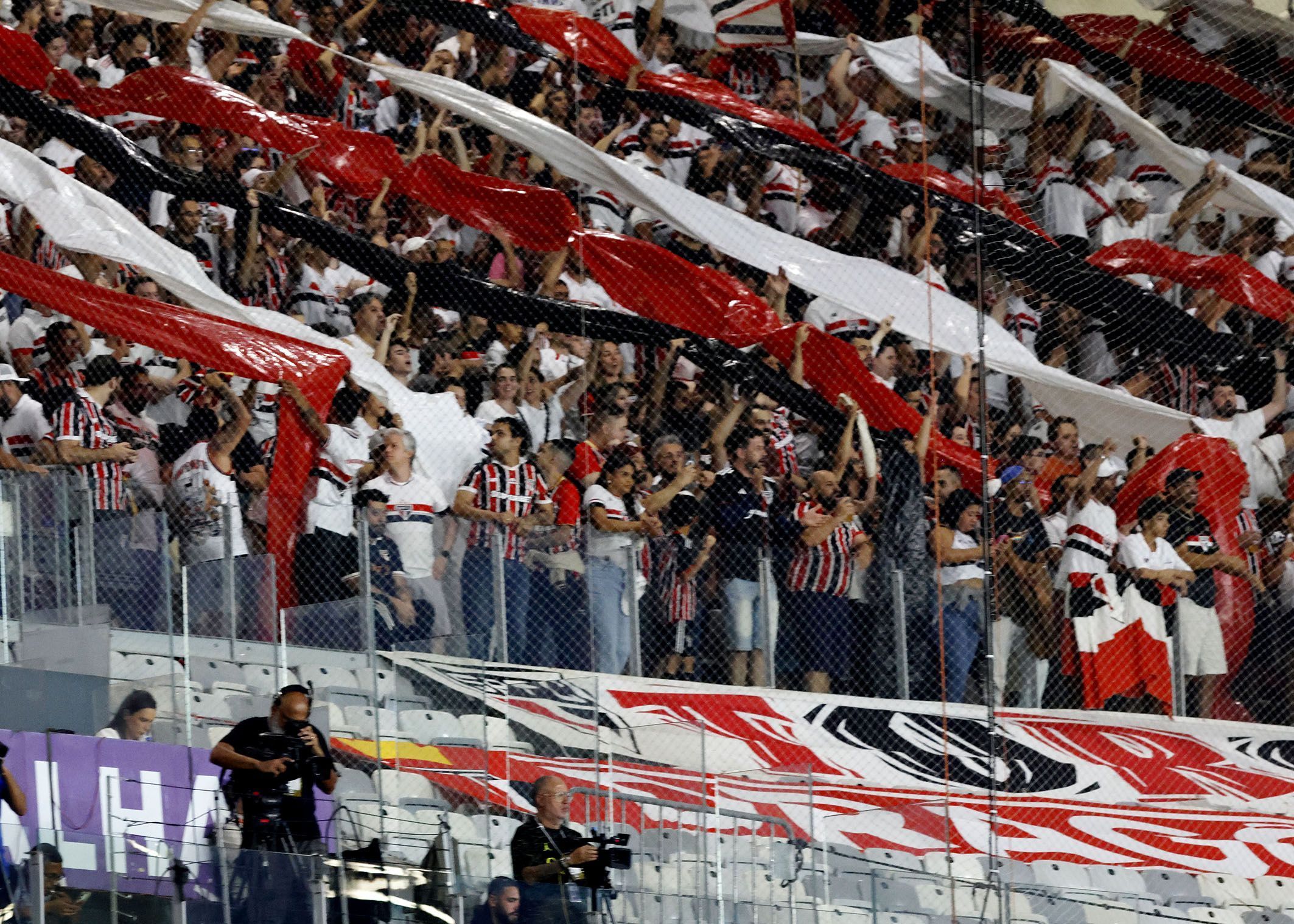 Torcida do São Paulo protesta no Mineirão após derrota para o Cruzeiro