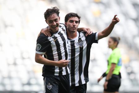 Jogadores celebram vitória do Galo no Sub-20