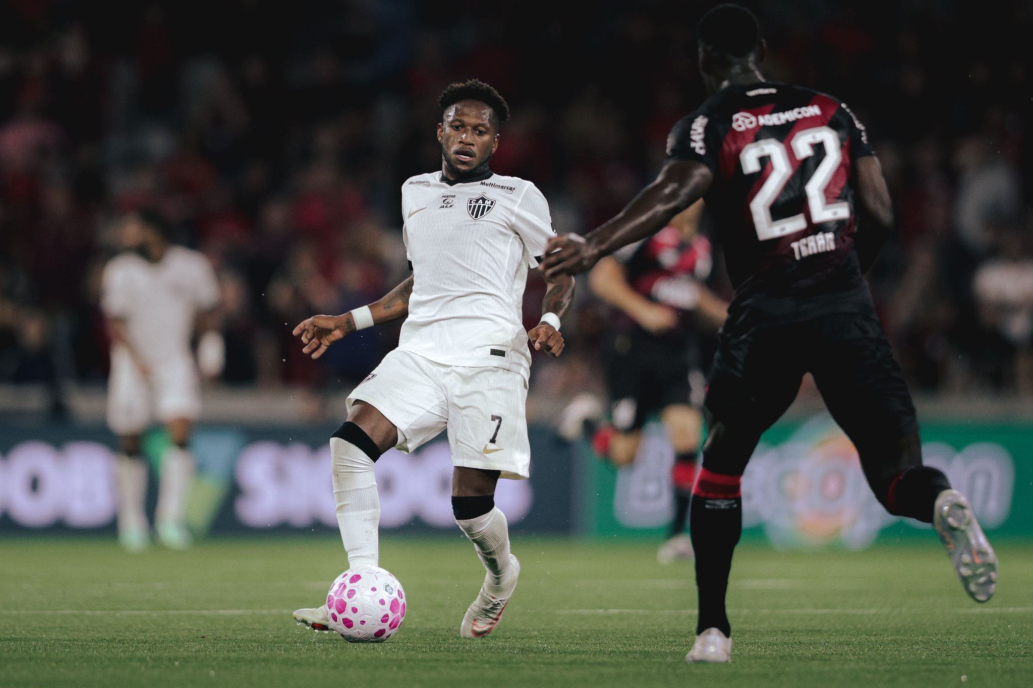 Atlético atualiza quadro de Fred após meia deixar jogo contra Athletico-PR com dor