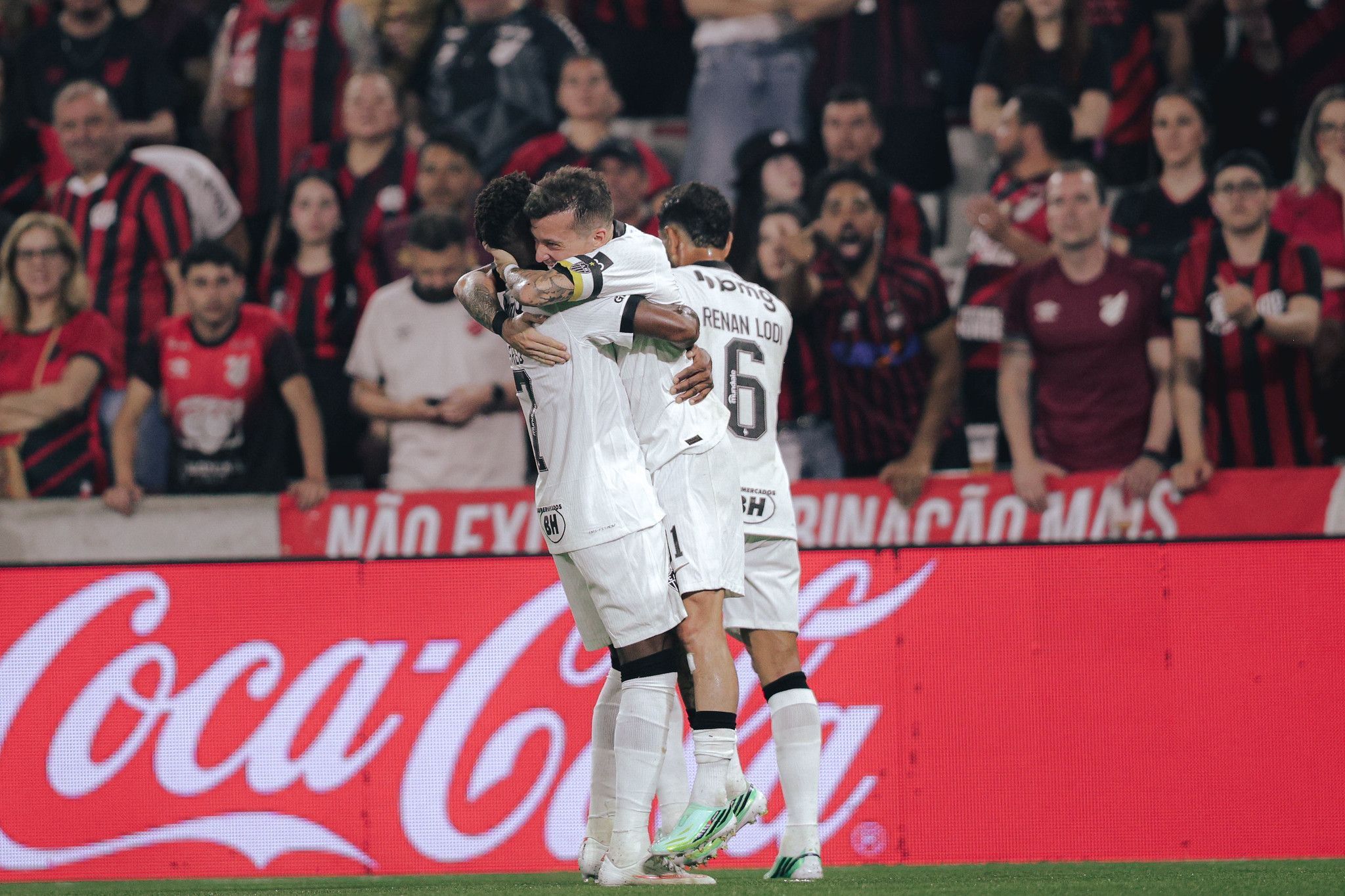 Bernard ou contra? Saiba para quem o árbitro deu gol em Athletico-PR x Atlético