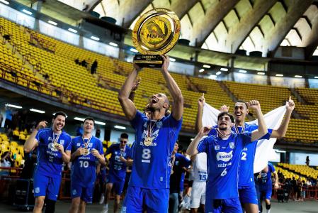 Lucarelli ergue taça do Mineiro de Vôlei