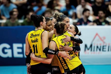 Praia Clube comemora ponto na final do Mineiro