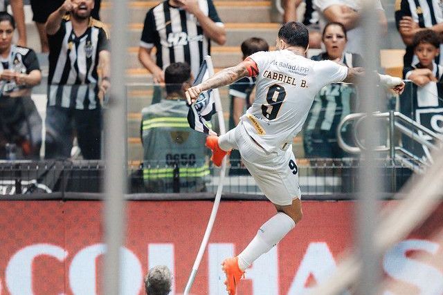 Cuca reage ao chute de Gabigol na bandeirinha em Atlético x Santos e faz promessa