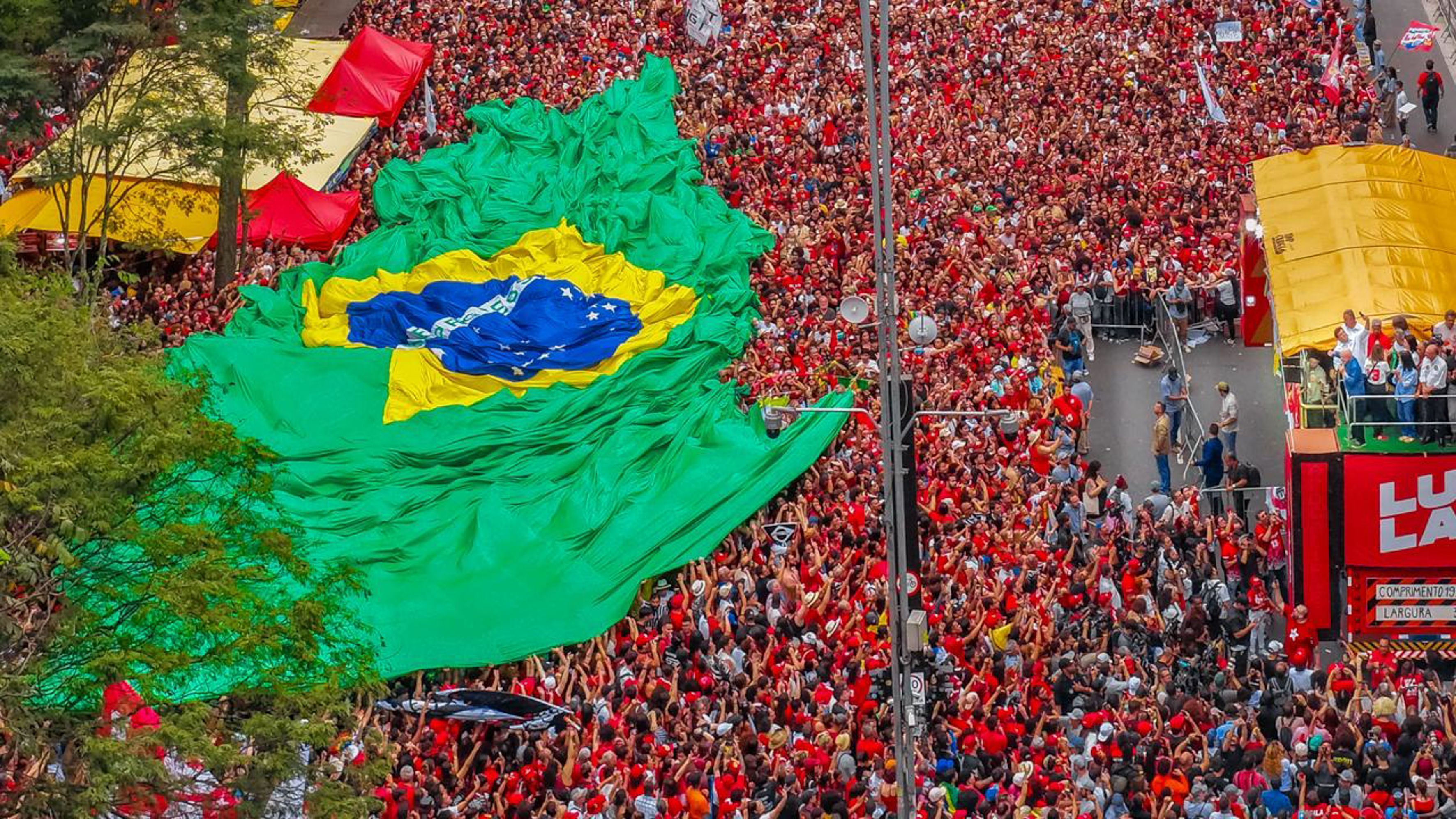 TSE manda Flávio, Marçal e Carlos Bolsonaro removerem vídeo fake de consumo de drogas em ato pró-Lula