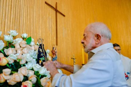 Presidente da República, Luiz Inácio Lula da Silva, durante Missa em homenagem a Nossa Senhora Aparecida, realizada na Capela do Palácio da Alvorada, em Brasília