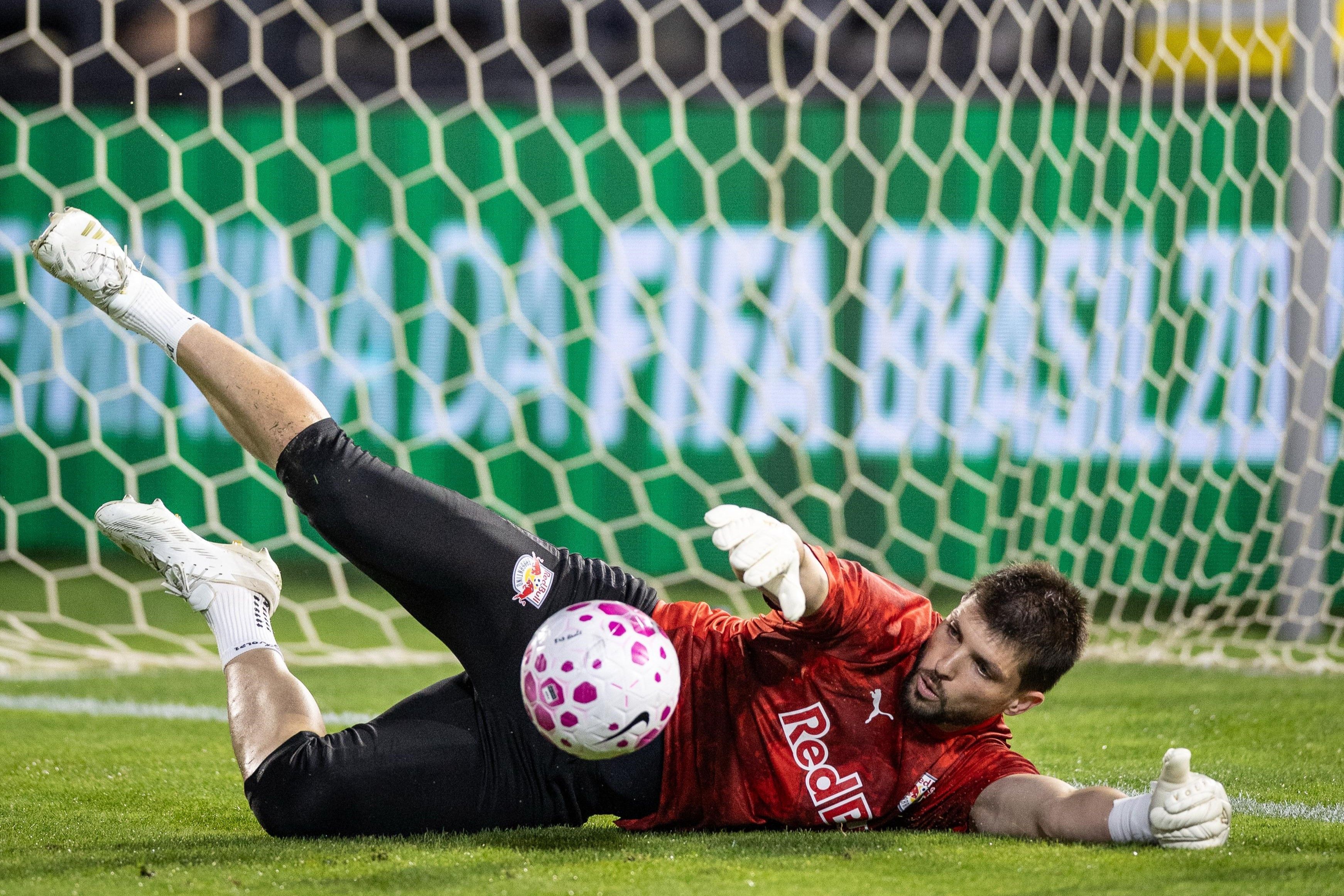 Tiago Volpi 'vira Neuer' e fecha o gol contra o Cruzeiro; veja número de defesas