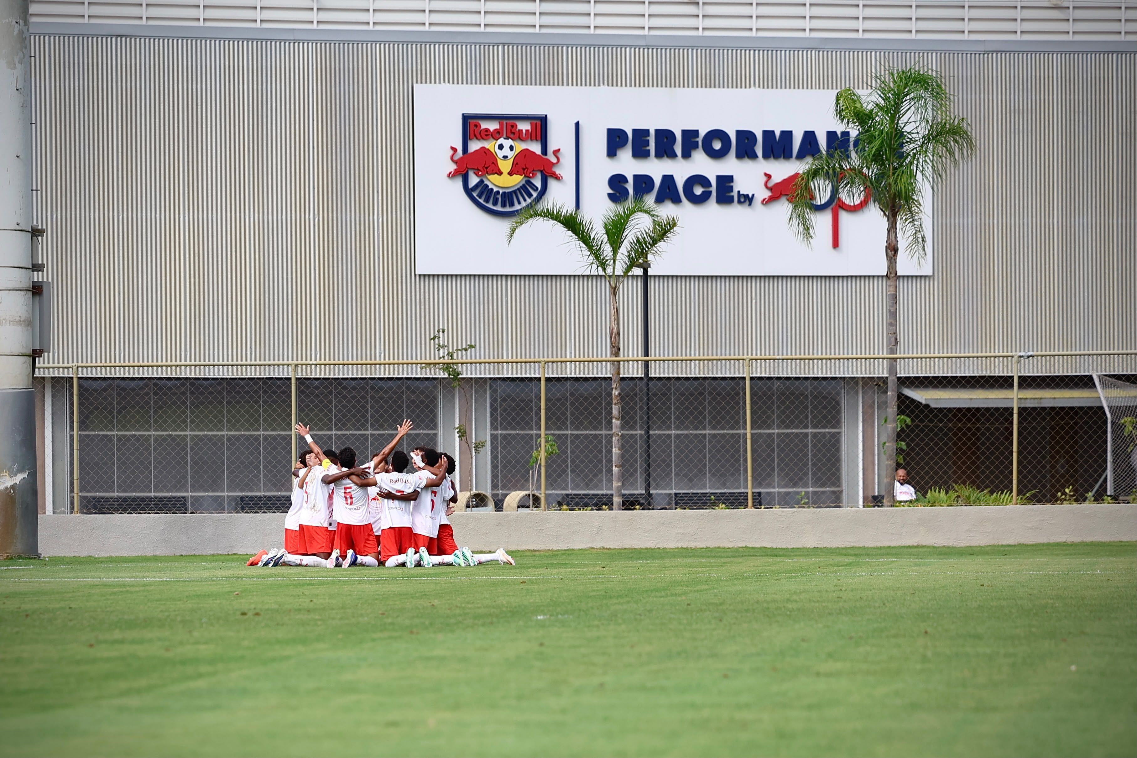Com um a mais, RB Bragantino goleia Fortaleza e vai às semifinais do Brasileirão Sub-17