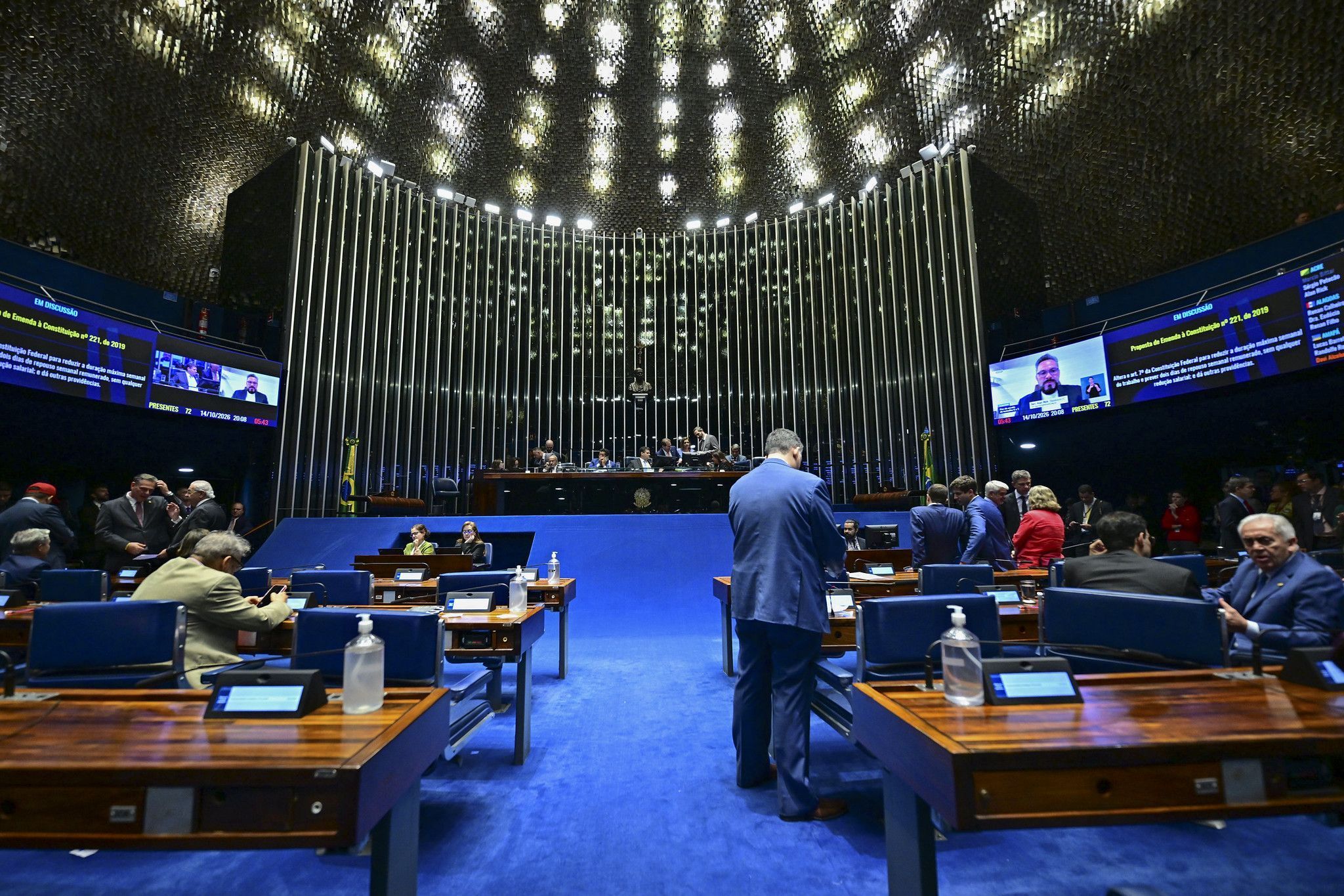 Senado aprova o fim da escala 6x1 em dois turnos