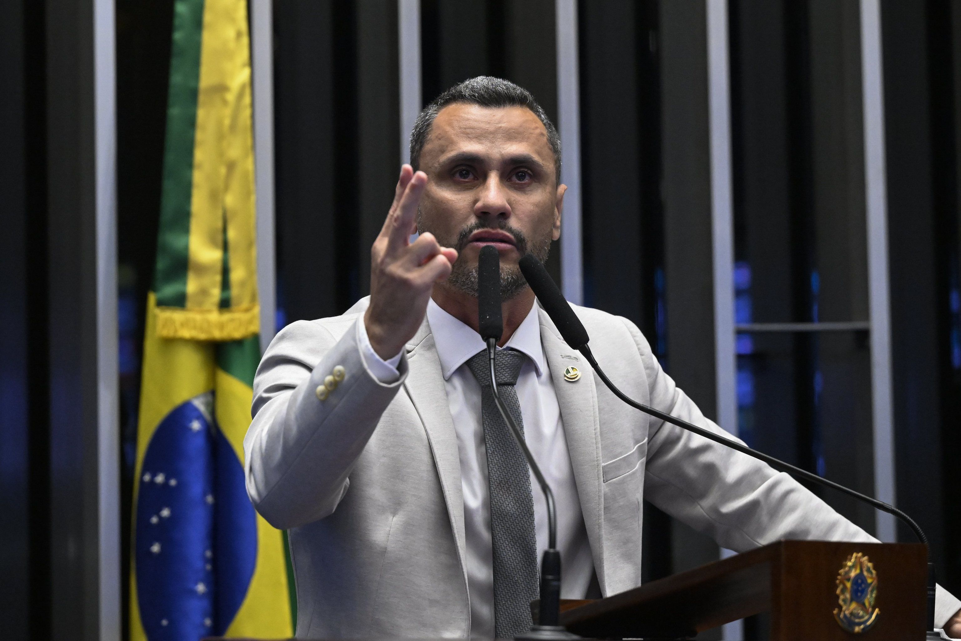No plenário do Senado, Cleitinho critica Simões, pede humildade e diz que vai auditar todos os contratos do governo