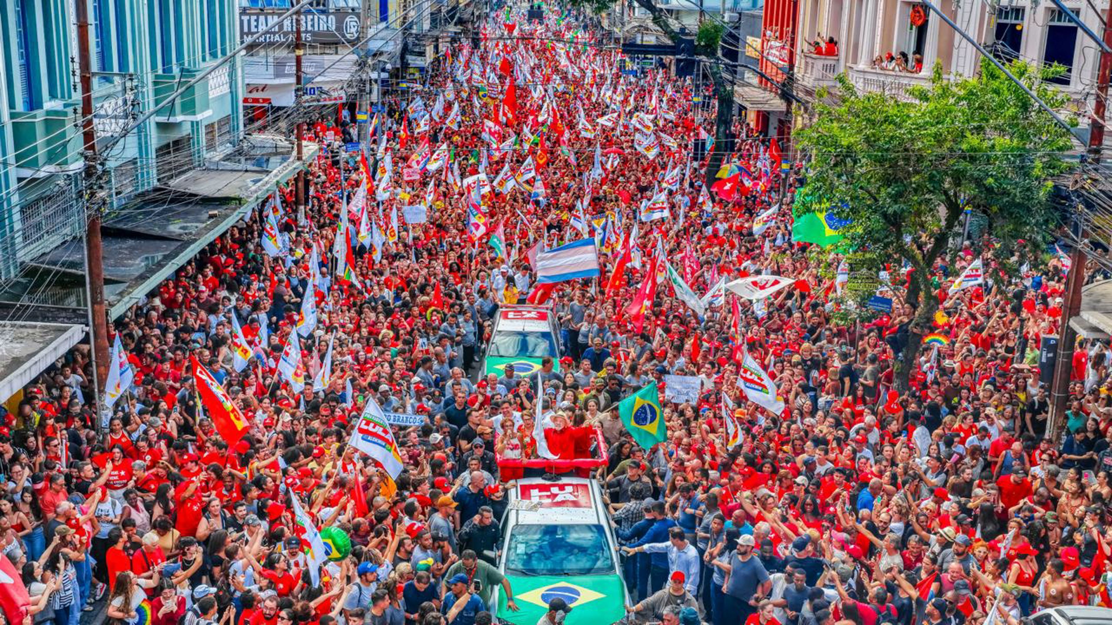 Lula discursa frente a multidão em Juiz de Fora, na Zona da Mata mineira, nesta sexta (16)