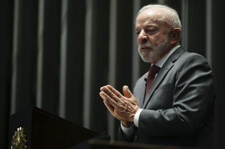 Em pronunciamento, à mesa, presidente da República Luiz Inácio Lula da Silva.