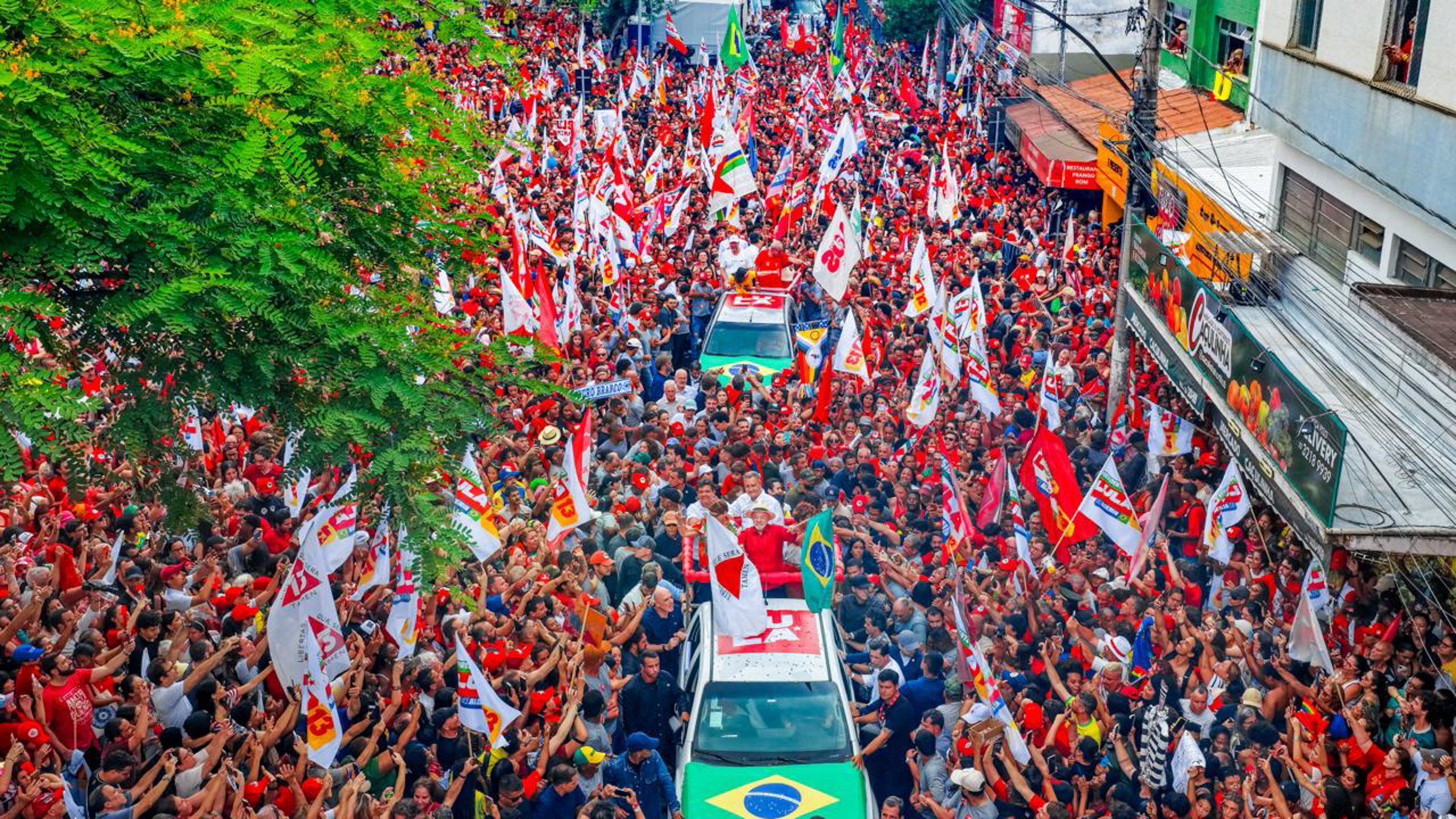 Em Juiz de Fora, Lula comemora fim da 6x1, acena a empresários e ataca abstenções no 2º turno