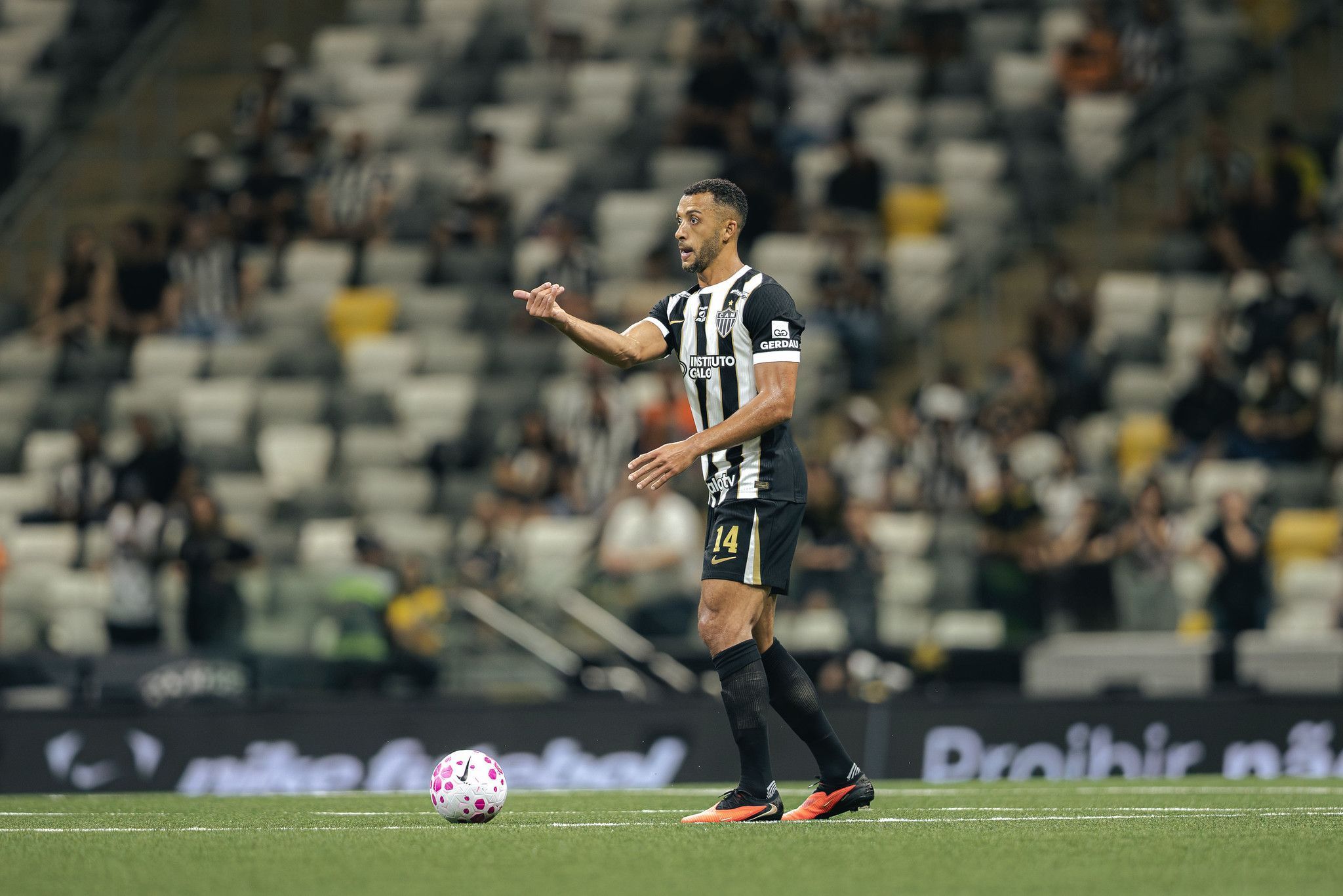 Zagueiro do Atlético recebe cartão e está suspenso para clássico com Cruzeiro