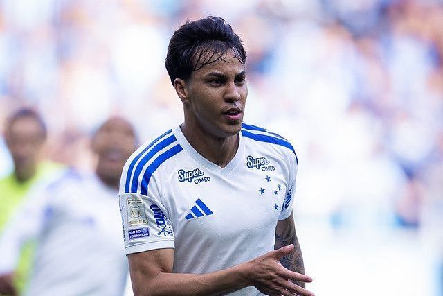 Titular do Cruzeiro questiona decisão da arbitragem em jogo contra o Grêmio