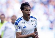Titular do Cruzeiro questiona decisão da arbitragem em jogo contra o Grêmio