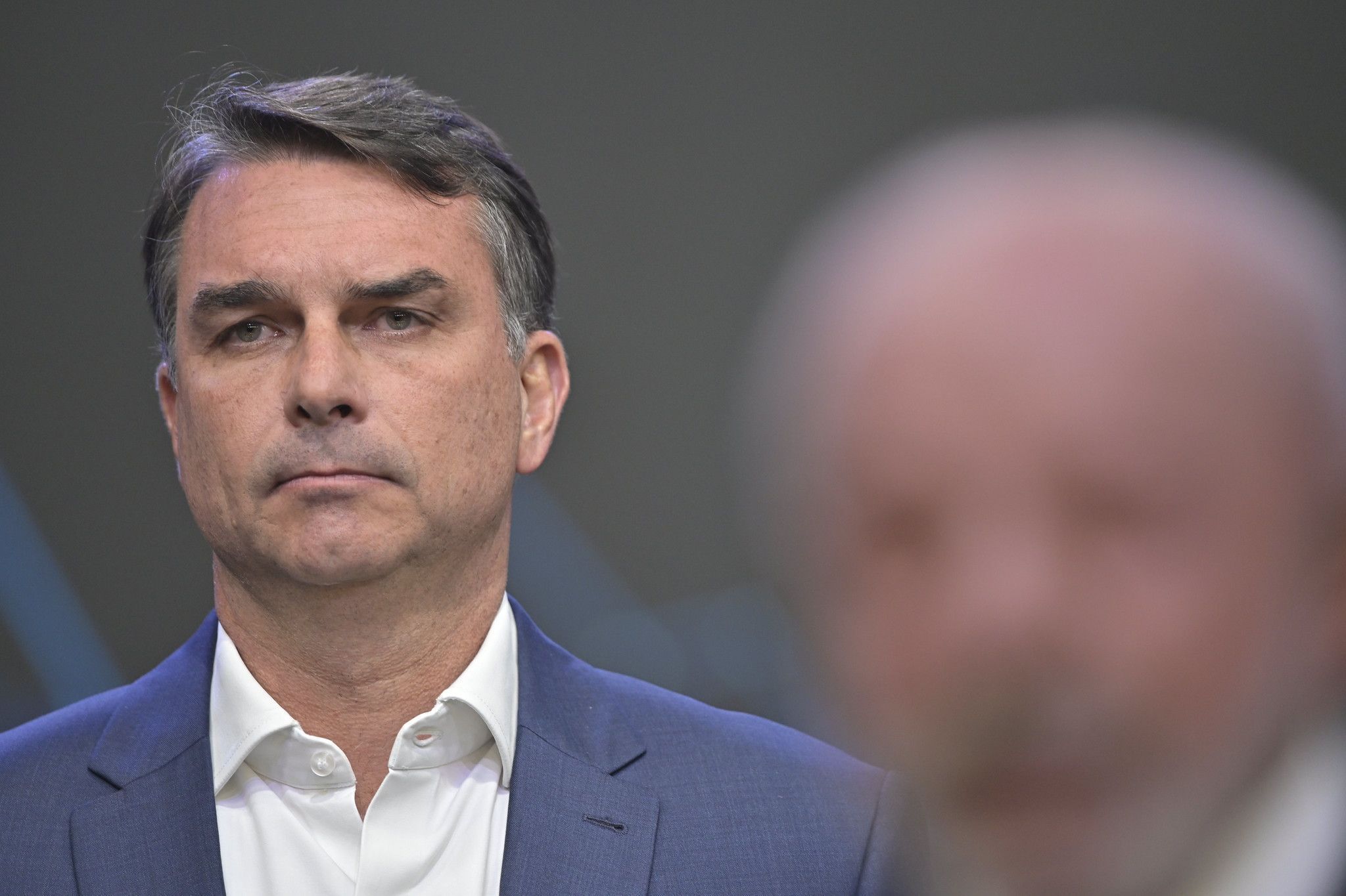 Flávio Bolsonaro propõe 'padrão Einstein' no SUS; Lula ironiza: 'Nunca foi numa UPA'