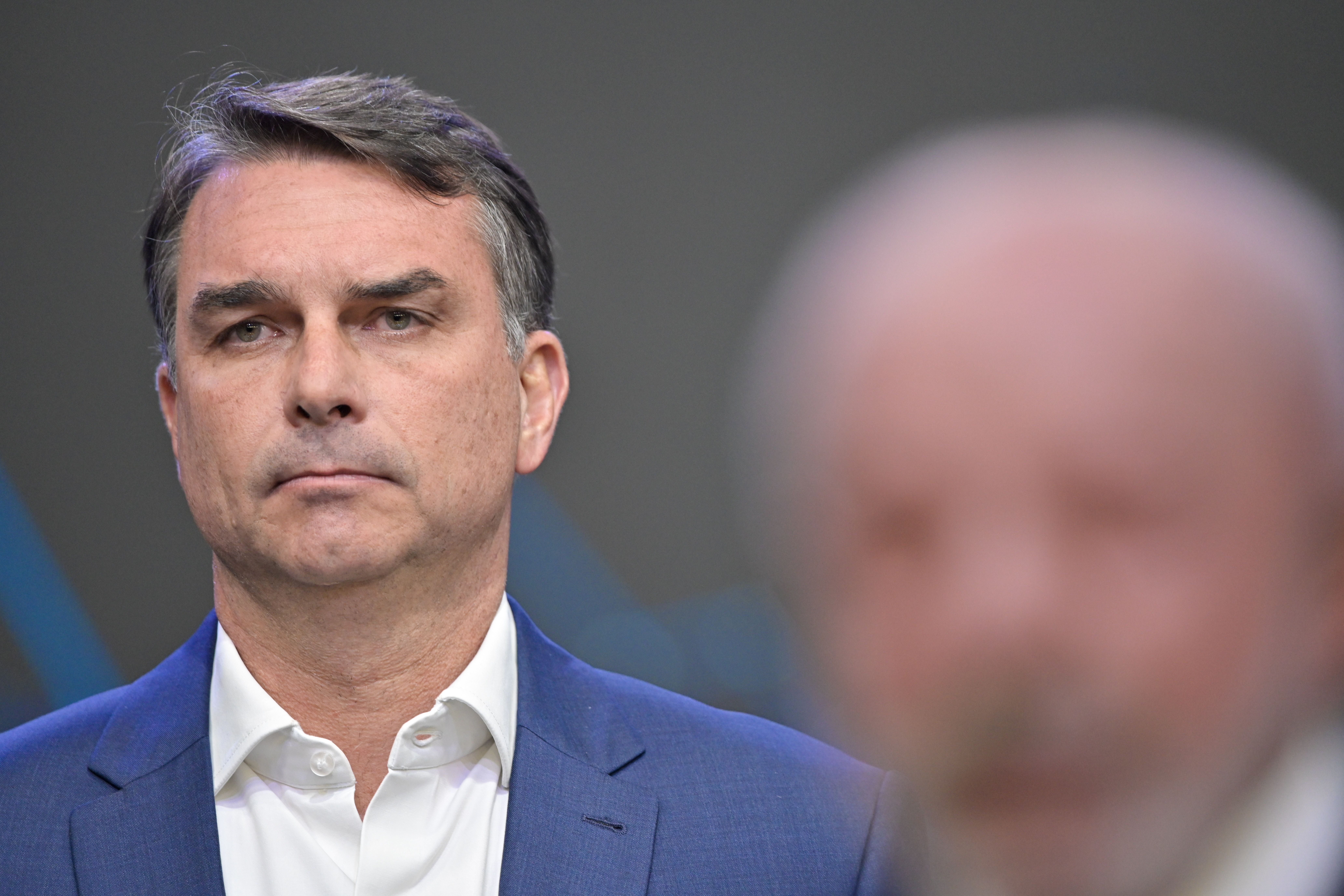Flávio Bolsonaro acusa Lula de espalhar fake news sobre fim do Bolsa Família em eventual governo