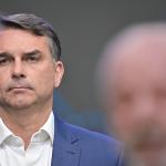 Flávio Bolsonaro acusa Lula de espalhar fake news sobre fim do Bolsa Família em eventual governo