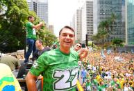 Em ato na Paulista, Flávio diz que receberá a faixa presidencial do pai, Jair Bolsonaro
