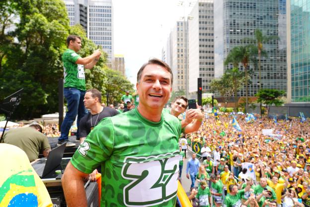 'Virapix': Flávio Bolsonaro promete devolver uma parte do dinheiro de contas pagas por brasileiros