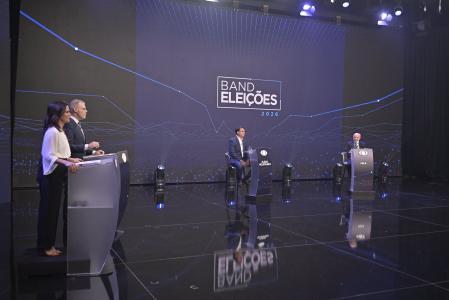 Os candidatos à Presidência durante rodada de perguntas do debate eleitoral.