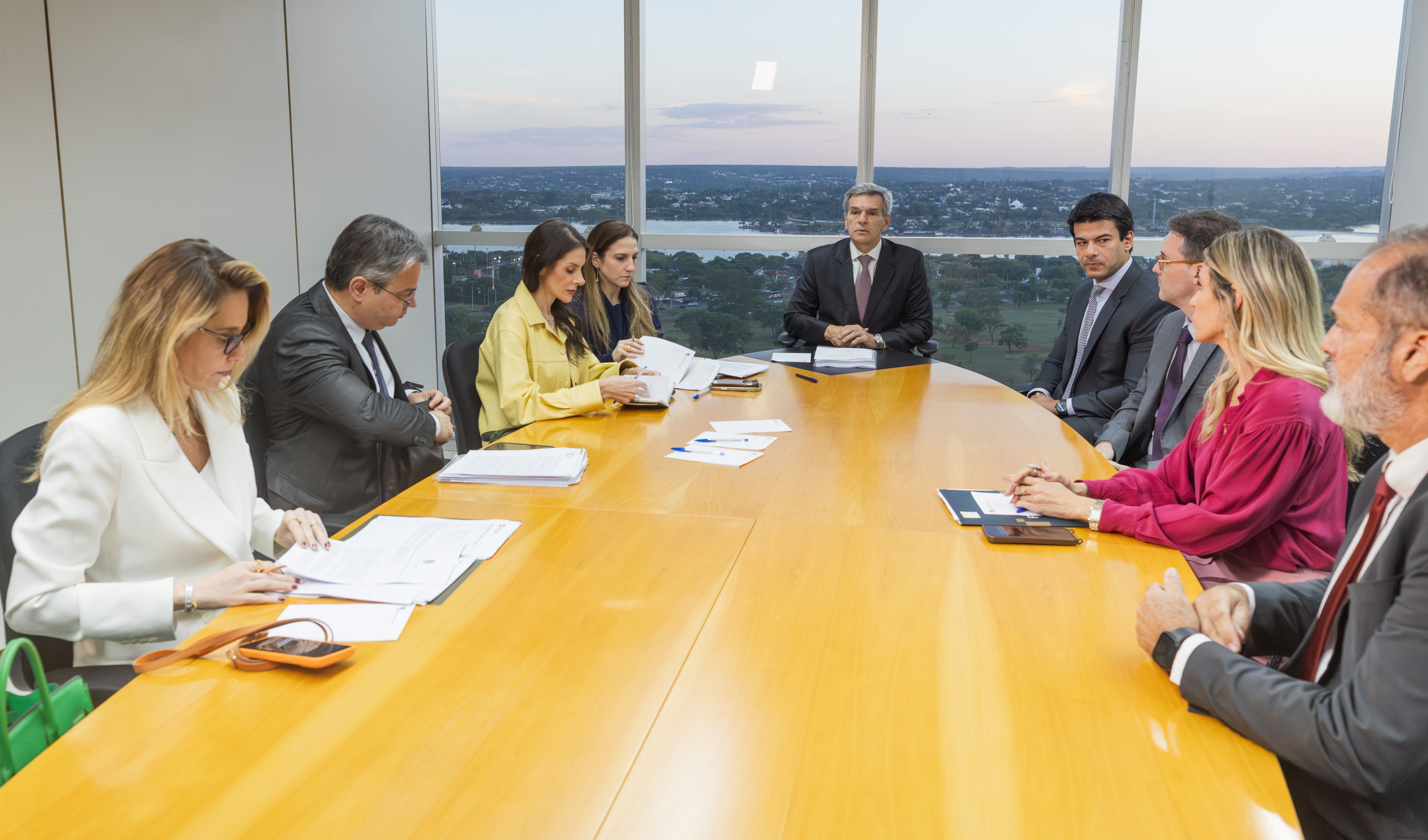 Meta se reúne com TSE e campanhas de Lula e Flávio após decisão sobre tratamento igualitário
