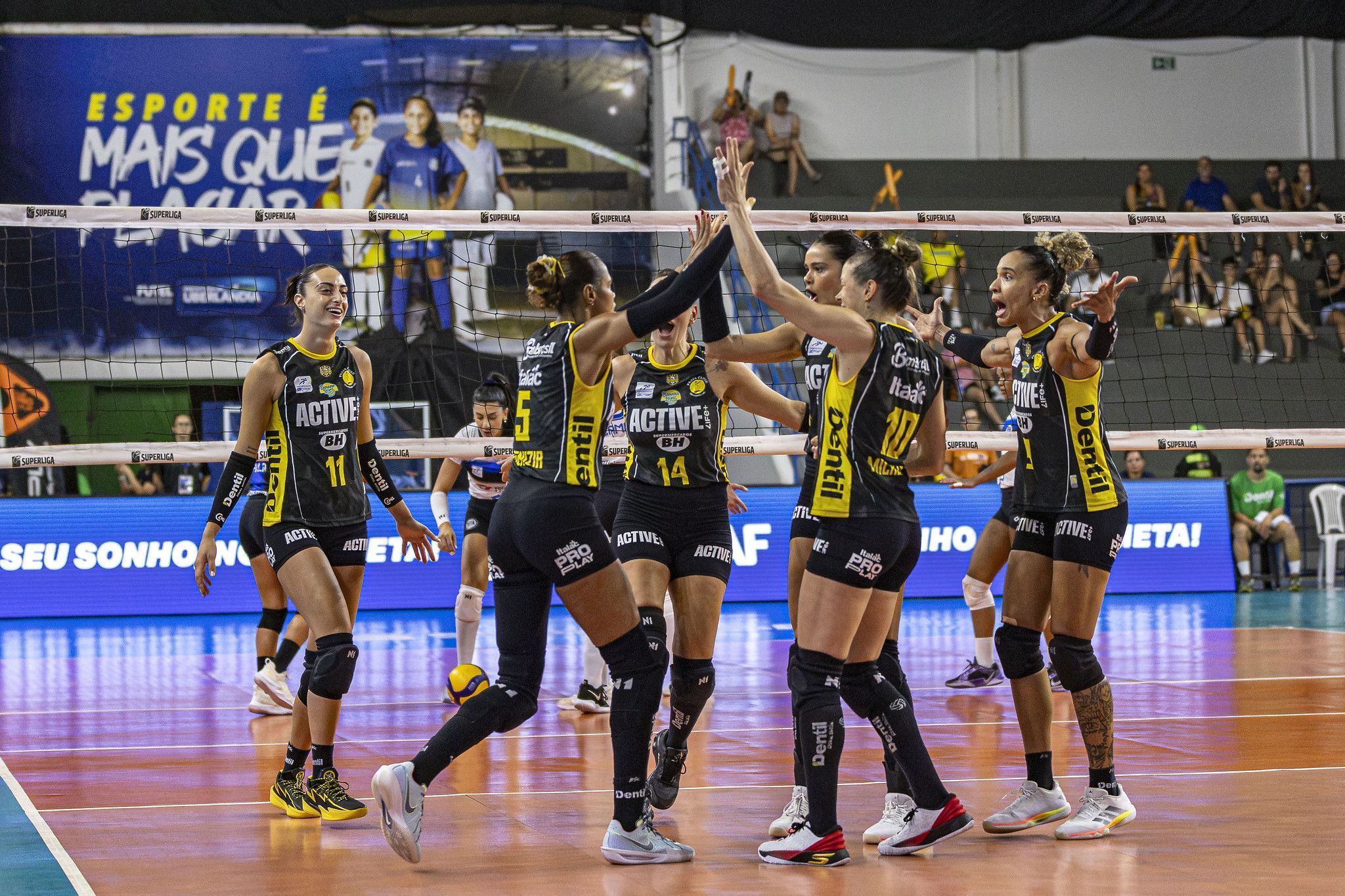 Após vice da Supercopa, Dentil Praia Clube vence Pinheiros em estreia na Superliga