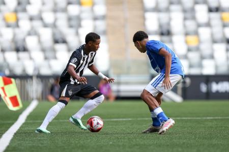 Jogadores de Atlético e Cruzeiro em ação pela semifinal do Campeonato Brasileiro Sub-17