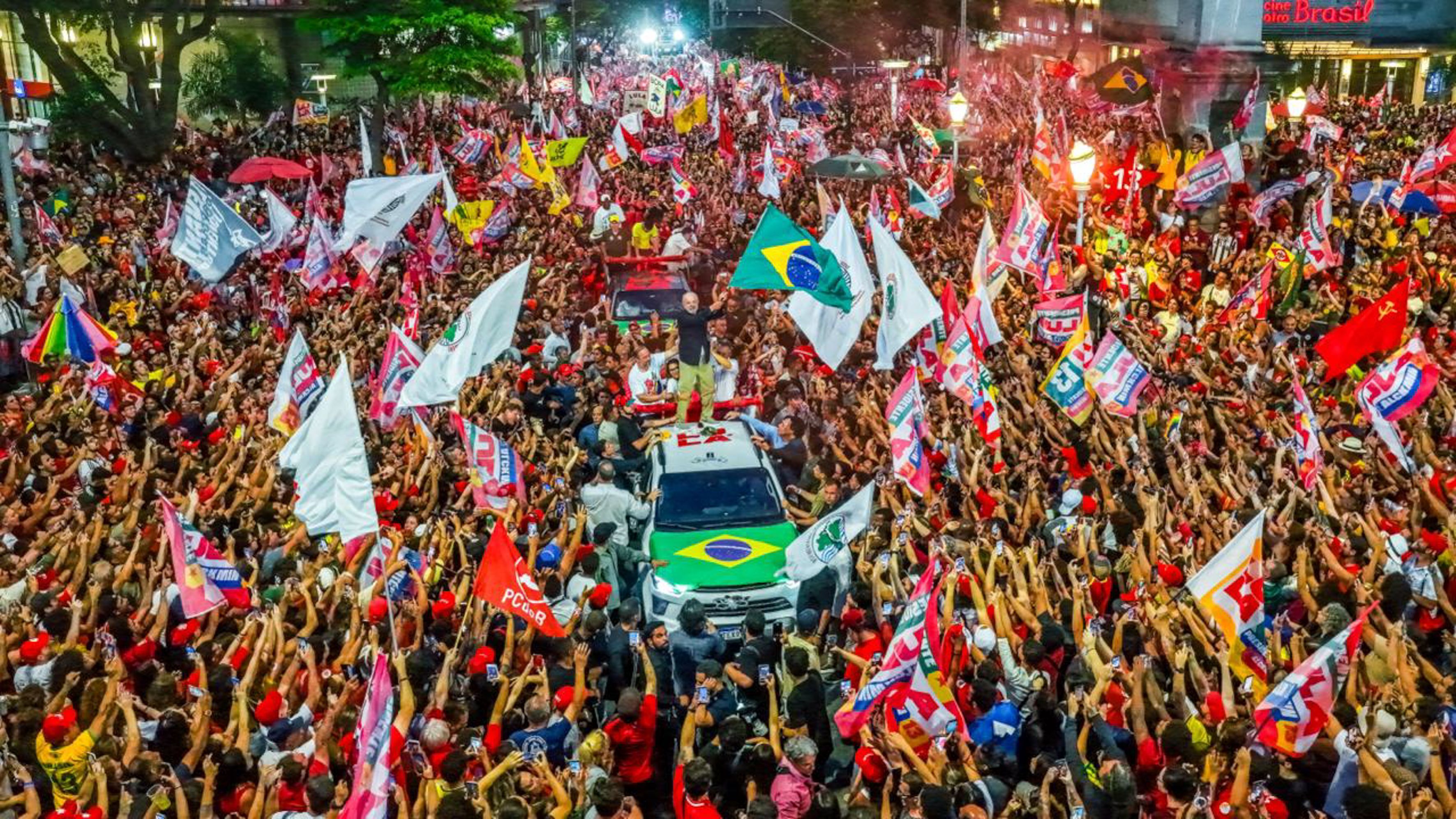 Lula cita viradas do Galo, convoca ‘exército de Janones’ e ataca Flávio Bolsonaro em BH
