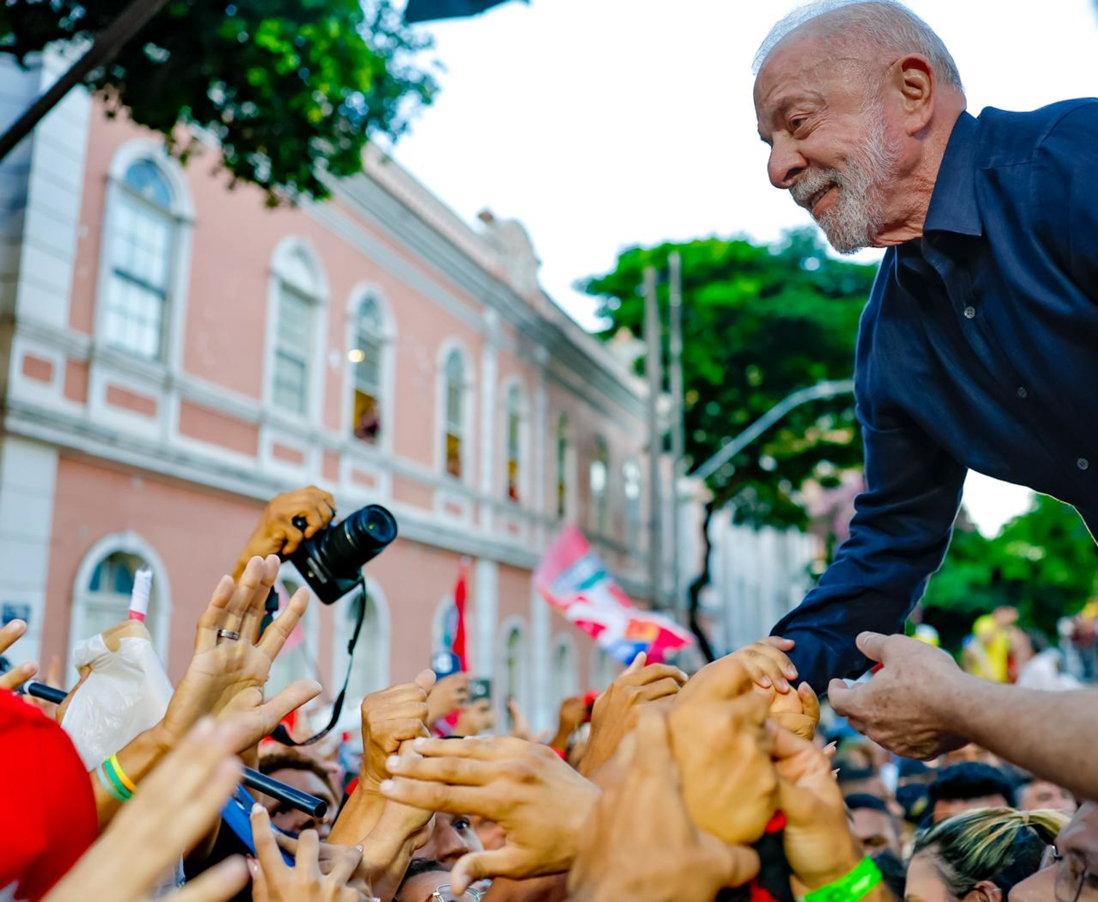Campanha de Lula mira alta na rejeição a Flávio na pesquisa Quaest