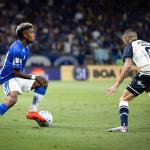 Atacante do Cruzeiro sente dores e deixa jogo contra o Remo ainda no primeiro tempo