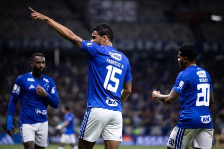 Fabrício Bruno celebra gol marcado contra o Remo
